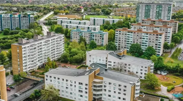 Bild på fågelvy över huset och området.