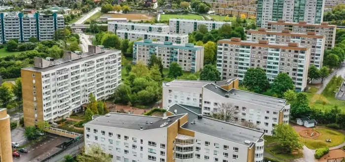Bild på fågelvy över huset och området.